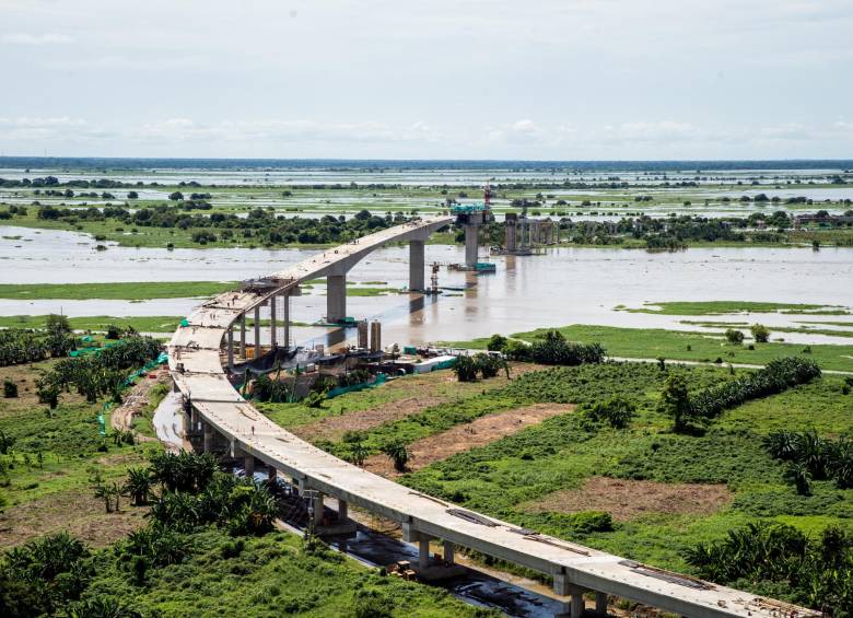 En la imagen, el proyecto del puente entre los corregimientos Yatí y Bodega, a cargo del Fondo Adaptación, el cual presenta un avance mayor al 50 por ciento. FOTO CORTESÍA
