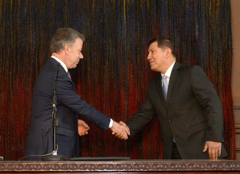 El presidente Juan Manuel Santos junto al nuevo embajador en Corea del Sur, Juan Pablo Rodríguez. Foto: Cortesía, Presidencia . 