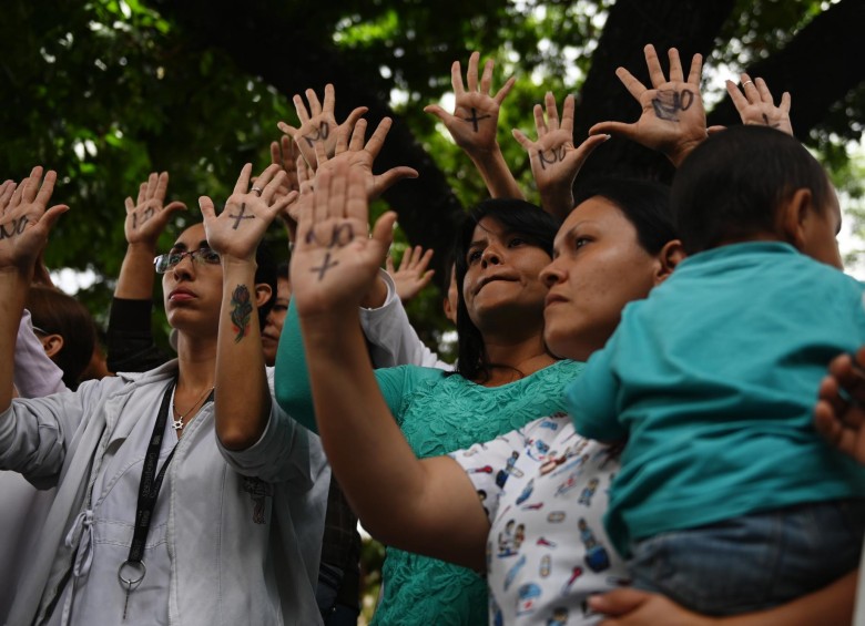 El pasado 26 de mayo el personal médico del Hospital J.M. de los Ríos realizó una manifestación a las afueras del hospital pidiendo recursos para salvar la vida de los niños y niñas. FOTO AFP