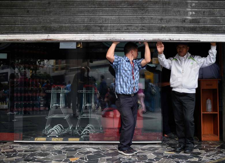 Los negocios comenzaron a cerrar antes de que oscurezca. Foto: AFP