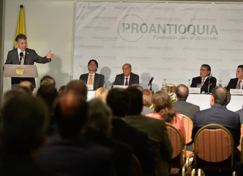 En la asamblea de Proantioquia, en el Club Unión, el presidente Santos se sumó al homenaje rendido a la memoria del fallecido empresario Nicanor Restrepo. “Si no me hubieran invitado a este homenaje, me hubiera colado”, dijo el mandatario. FOTO cortesía
