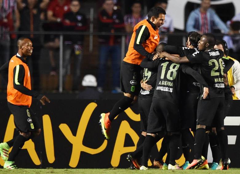 Las celebraciones de Nacional silenciaron el estadio Morumbí que estaba repleto. Unos 65.000 alentaban al Sao Paulo. Sin embargo, un pequeño sector de hinchas verdolagas que acompañaron al equipo fueron los que celebraron al final. FOTO afp