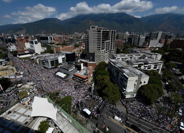 Manifestantes opositores se movilizan este sábado en Caracas. FOTO REUTERS