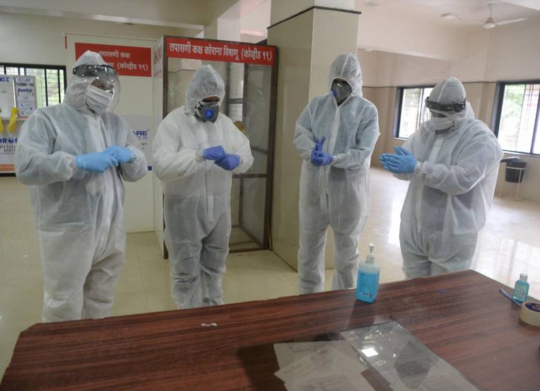 Personal médico con trajes protectores en una zona de covid en un hospital. FOTO AFP