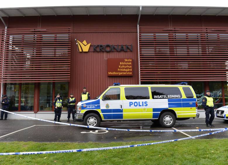 Un profesor y un alumno murieron este miércoles en un ataque con arma blanca cometido por un individuo enmascarado en una escuela de Trollhättan, Suecia. FOTO AP