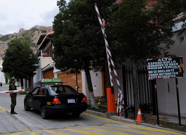Los policías bolivianos manejan un puesto de control en la entrada principal de la embajada de México en La Paz. FOTO AFP