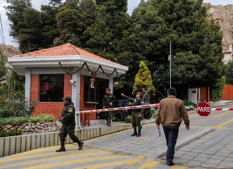 Los policías bolivianos manejan un puesto de control en la entrada principal de la embajada de México en La Paz. FOTO AFP