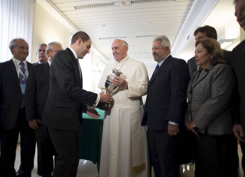Los integrante de la organización Scholas firmaron el acuerdo con la Conmebol en presencia del Papa Francisco. FOTO REUTERS. 