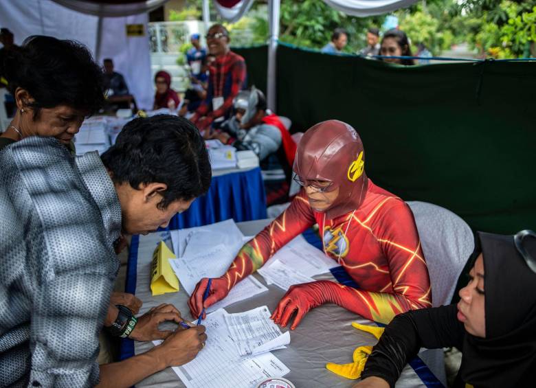Los jurados electorales se encuentran disfrazados de súper héroe. FOTO: AFP