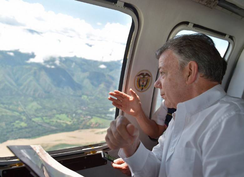 El presidente Juan Manuel Santos sobrevolando Hidroituango. FOTO CORTESÍA PRESIDENCIA