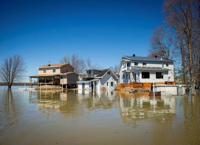 Inundaciones ayer en las afueras de Montreal por lluvias extremas. Eventos climáticos de este tipo serán más comunes si continúan al alza las emisiones. FOTO AFP