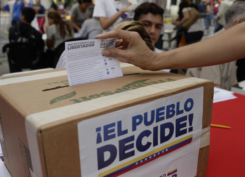 En 101 países varios millones de venezolanos se acercaron a votar simbólicamente contra el Gobierno de Nicolás Maduro. FOTO Reuters