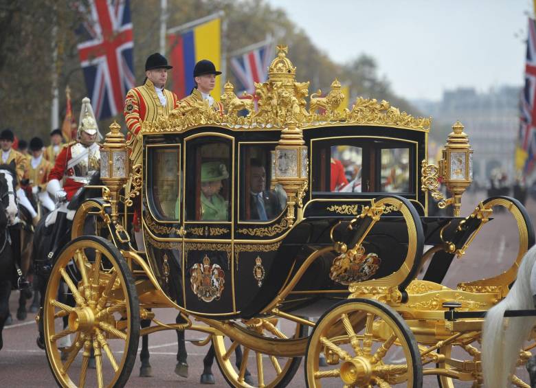 La reina va desde el Pabellón Real hacia el Palacio de Buckingham con Santos. 