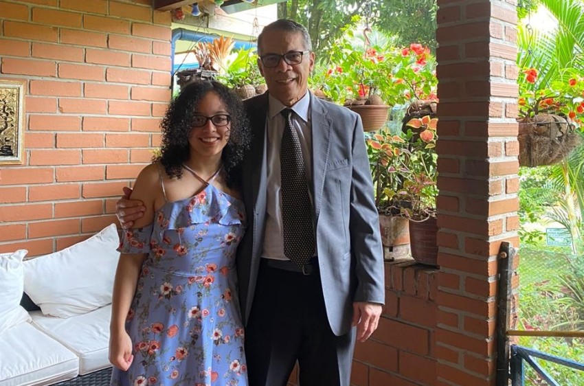 Al final del grado, el padre de Ana Lorena Caraballo Cordovez obtuvo su retrato con la nueva médica. FOTO CORTESÍA