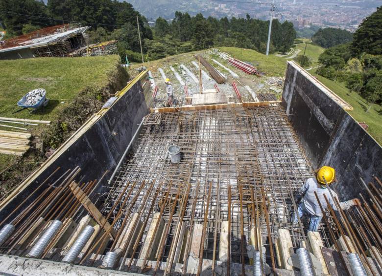 El puente, que unirá los dos segmentos de vía, tiene 149.5 metros de longitud. Es una estructura compleja porque debajo pasan tuberías de acueducto del Aburrá. FOTO JUAN ANTONIO SÁNCHEZ