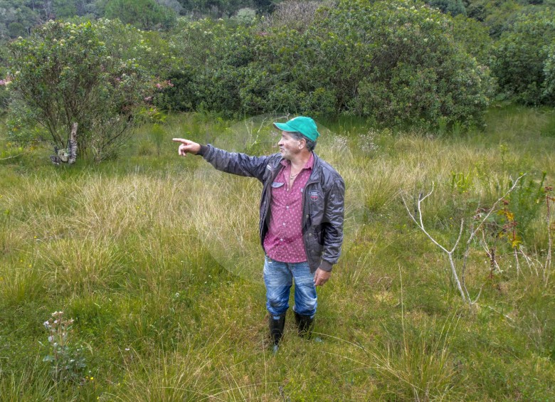 El campesino José Hernán Hincapié señala la zona boscosa que rodea su predio en la vereda El Palmar de Girardota. Allí vigila que los árboles no sean talados. FOTO Juan Antonio Sánchez