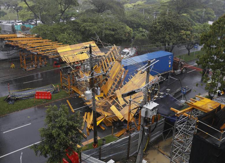 El puente fue derribado en la mañana de este martes por un camión. FOTO DONALDO ZULUAGA