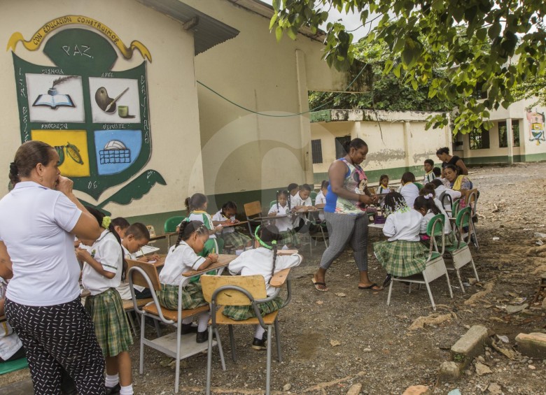 Esta es la institución educativa Belén de Bajirá, donde los alumnos reciben clases fuera de las aulas, por sobrecupo y falta de ventiladores. Trabaja con recursos de Antioquia. 