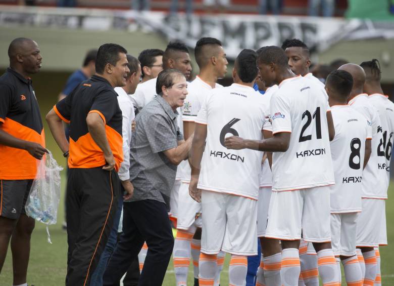 Jugadores y cuerpo técnico de Envigado, que disputan la Liga Águila-1. FOTO EDWIN BUSTAMANTE