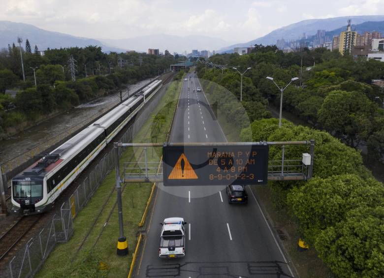 Metro de Medellín a su paso por el sur del Valle de Aburrá. FOTO MANUEL SALDARRIAGA