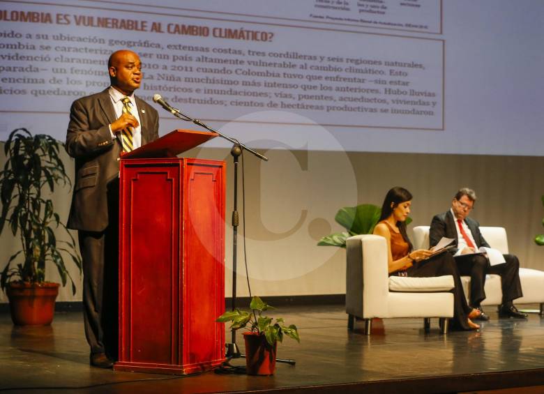 La apertura del Foro Ciudades Bajas en Carbono estuvo a cargo del ministro, Luis G. Murillo, el director del Amva, Eugenio Prieto y la coordinadora, Juliana Gutiérrez. FOTO Julio César Herrera