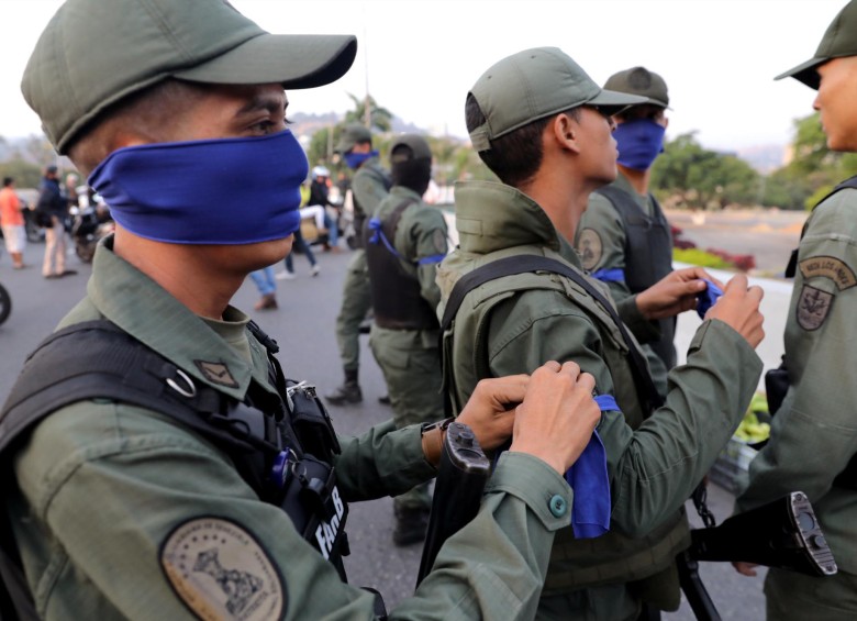 Cerca de 40 militares dieron su apoyo desde la madrugada a la oposición. FOTO: Reuters