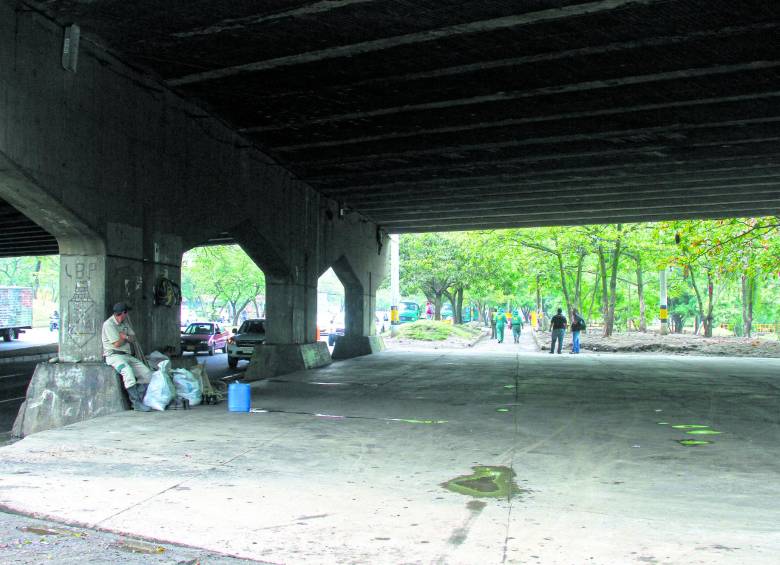 Tras la intervención de las autoridades así lucen los bajos del puente Horacio Toro y los alrededores. FOTO RÓBINSON SÁENZ