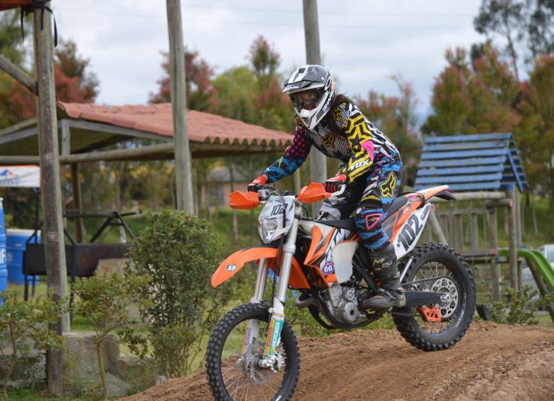 Manuela Vásquez aprovechó el mes de enero para practicar el enduro en una KTM. Hoy será su presentación oficial en la primera válida nacional que tendrá lugar en Facatativá. FOTO Cortesía.