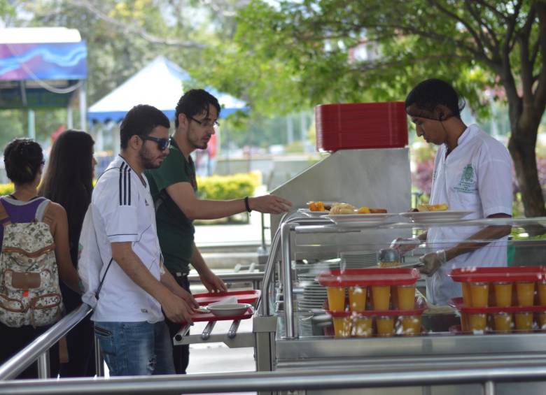 Unos 32.000 universitarios estudian en las sedes de la Universidad de Antioquia en el Valle de Aburrá, y cerca de 5.000 en las regiones. El valor de la beca de permanencia que reciben los alumnos beneficiados es de 469.500 pesos mensuales. FOTO cortesía