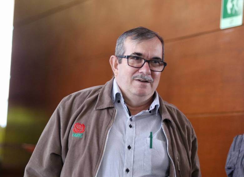 Rodrigo Londoño y los otros excomandantes guerrilleros pidieron perdón por el secuestro de cientos de civiles. FOTO: Colprensa