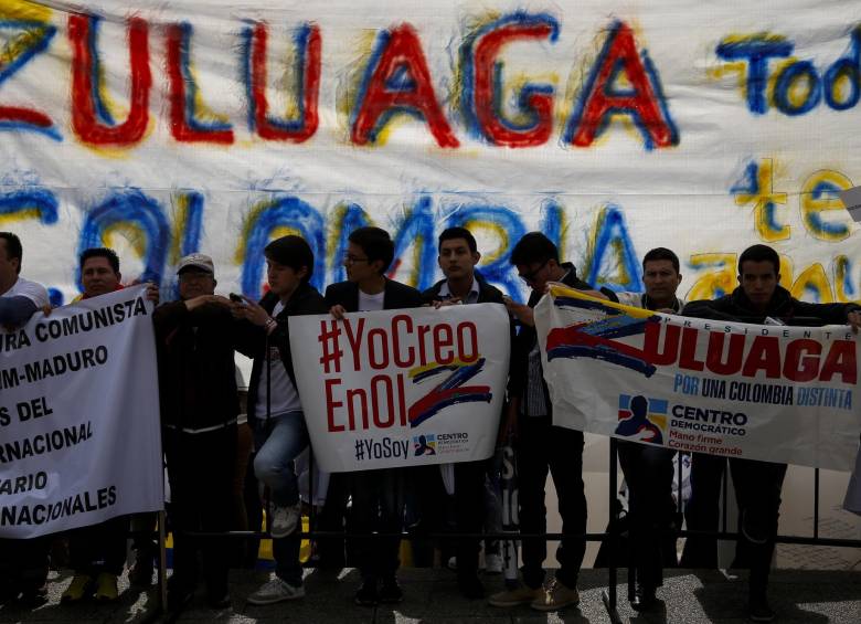 En varias ciudades, los uribistas realizaron plantones de apoyo a Zuluaga. FOTO colprensa