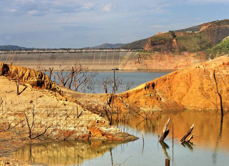 Los niveles del embalse de Salvajina, del cual se abastecen el 75% de los caleños, están en rojo. De acuerdo con el reporte de las autoridades, el embalse ayer estaba 2,01%. FOTO colprensa