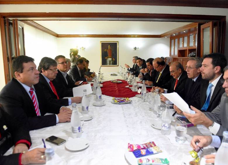 Ayer se reunieron de nuevo los delegados del Centro Democrático y el expresidente Uribe con los representantes del Gobierno, el jefe negociador, Humberto De la Calle, y voceros de los partidos de la Unidad Nacional y afines al proceso. FOTO Cortesía Presidencia