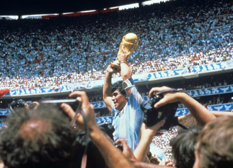 El festejo de Maradona tras vencer a Alemania en la final del Mundial de México-86. FOTO EFE