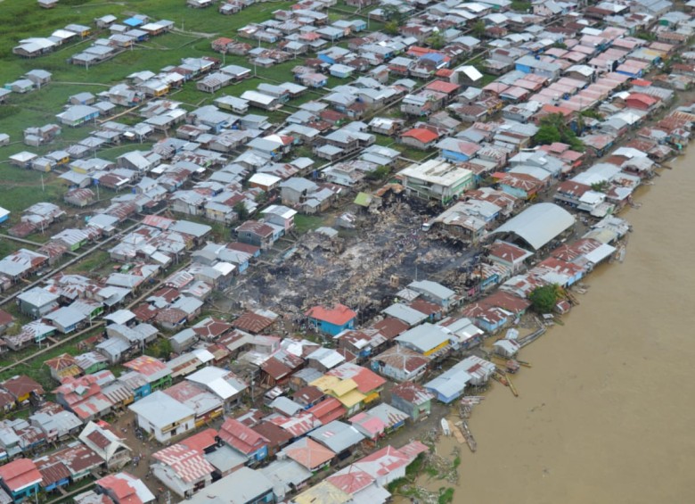 Incendio en el barrio Benjamín Hidalgo de Riosucio, Chocó, dejó al menos 250 damnificados y 49 casas destruidas. Gobierno trabaja en su reconstrucción. FOTOS FAC, Emerson Mena y cortesía