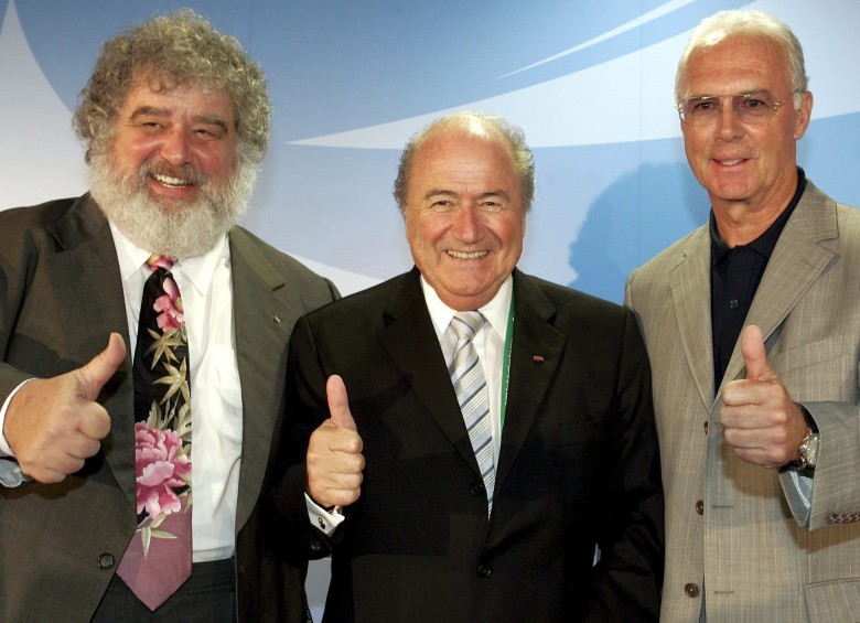 Chuck Blazer (izq), el expresidente de la Fifa, Joseph Blatter (centro), y Franz Beckenbauer (der). FOTO EFE