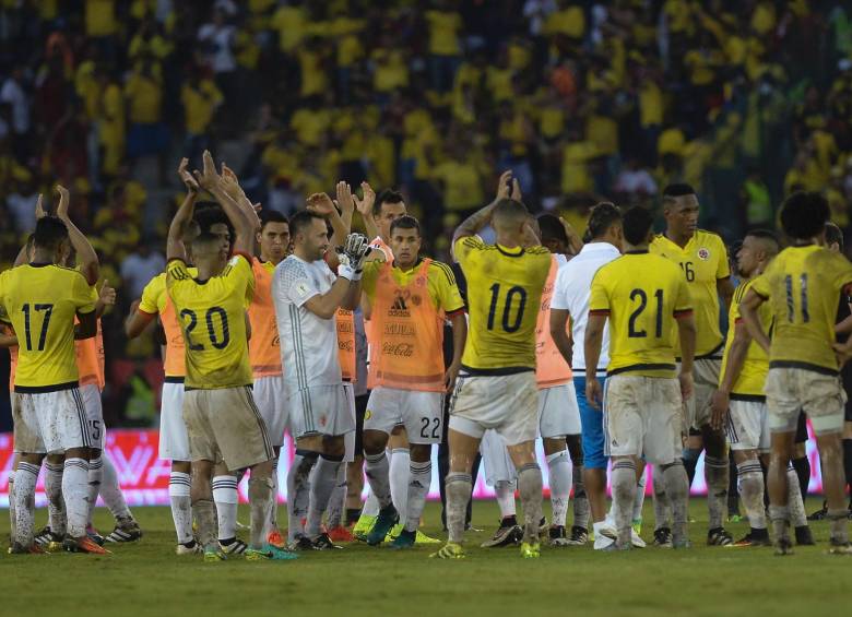 Los jugadores de la Selección Colombia terminaron embarrados después del partido contra Uruguay. FOTO AFP