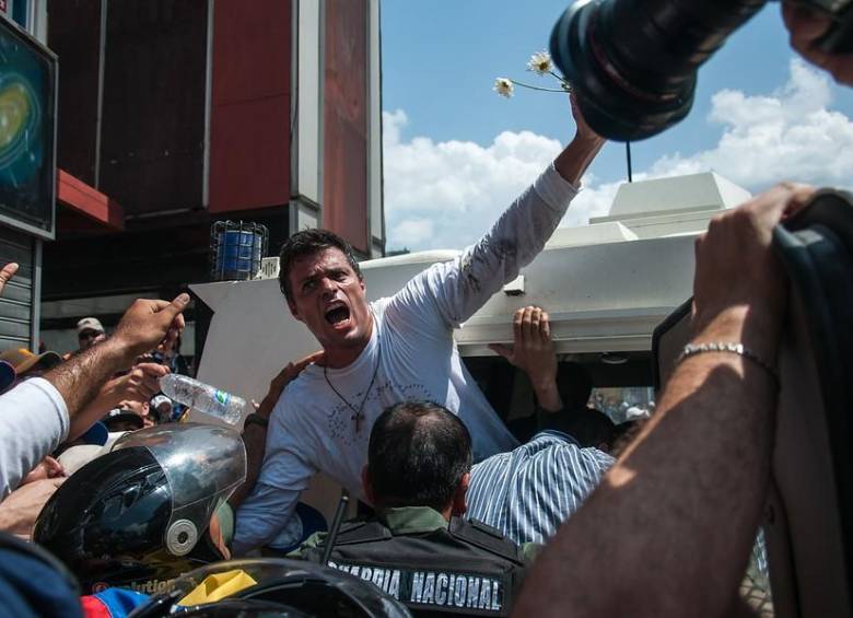 El líder opositor Leopoldo López (c), reacciona tras entregarse a la Guardia Nacional Bolivariana (GNB), luego de una manifestación en Chacaíto, Caracas, Venezuela, el 18 de febrero de 2014. FOTO XINHUA/COLPRENSA