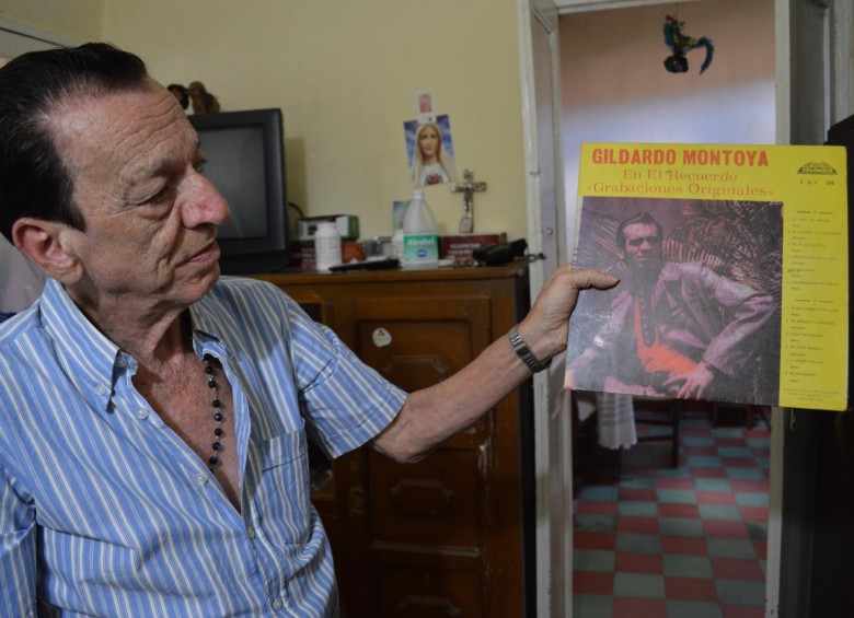 Darío Montoya con uno de los discos de su hermano Gildardo, en la casa en Aranjuez donde vive la familia desde que migraron de Támesis. FOTO SANTIAGO CASTRO
