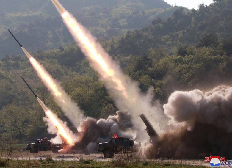 Fotografía de KCNA que mostraría el lanzamiento de misiles. FOTO: EFE