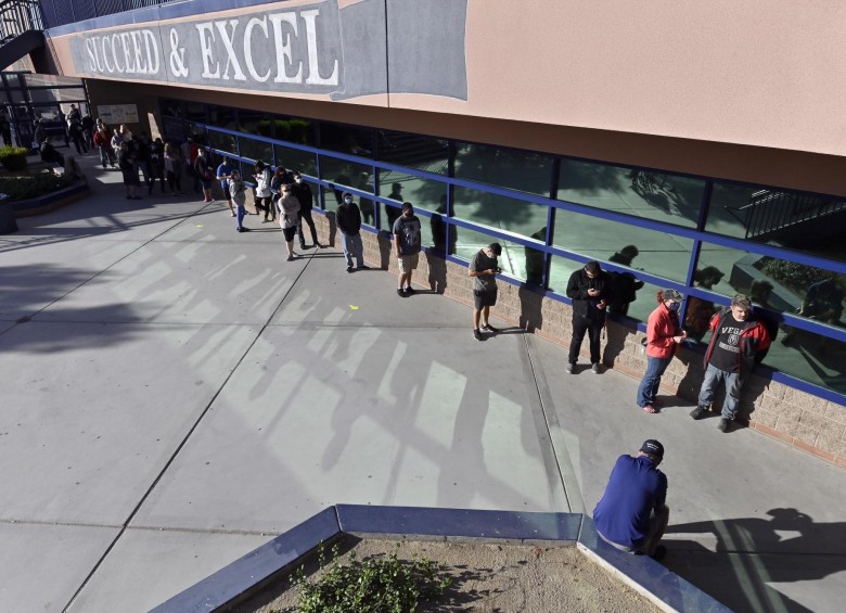En centros educativos de Las Vegas, Nevada, se reportan largas filas. FOTO EFE