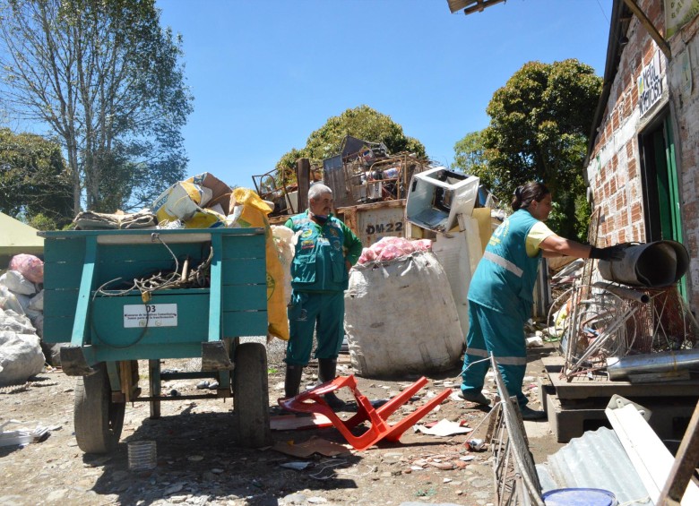 Recicladores del Oriente antioqueño llevan a cabo su labor de separación de basuras en uno de los acopios con los que cuenta esta región del departamento. FOTO CORTESÍA cornare 