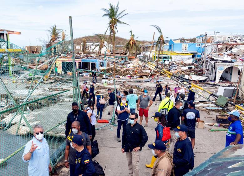El presidente Iván Duque recorrió ayer la isla de Providencia devastada por la fuerza del huracán Iota. Foto Presidencia de la República, cedida a AFP