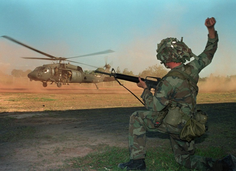 Imagen de archivo del 23 de diciembre de 1989. Un soldado estadounidense guía a uno de los helicópteros que participaron en la invasión. FOTO: AFP