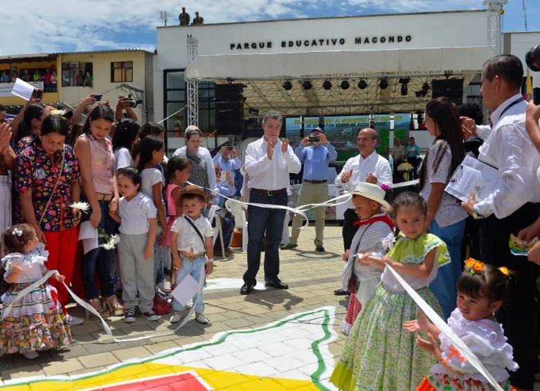 El presidente de la República, Juan Manuel Santos, declaró este sábado a los municipios de Nariño, Guatapé y La Unión, en Antioquia, como libre de minas. FOTO PRESIDENCIA