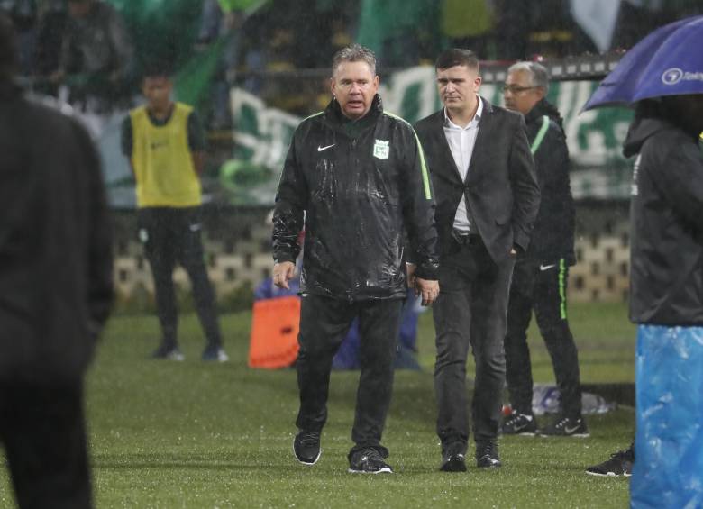 Hernán Darío Herrera protestó por la pierna fuerte de los jugadores de La Equidad y fue expulsado.