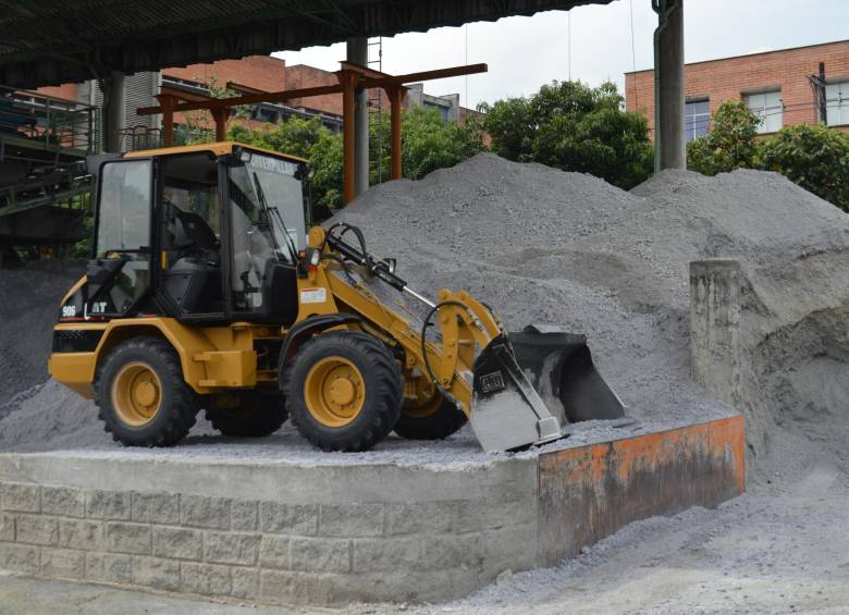 Desde la planta de secado de residuo de celulosa de Grupo Familia, en su planta de Medellín, se despachan a diario 45 toneladas como insumo de ladrillos, abono y taludes viales. FOTO CortesíA