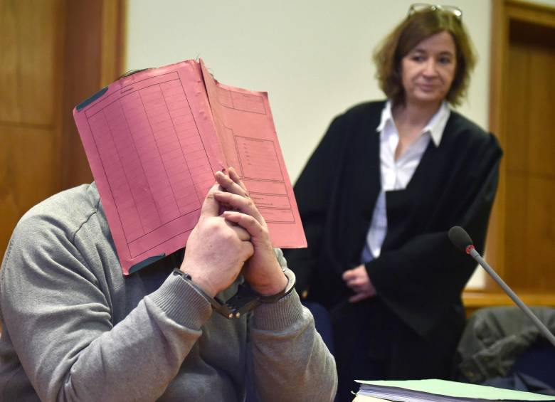 Este es Niels Högel, quien se cubrió el rostro con una carpeta durante una audiencia en febrero de 2015. FOTO AFP