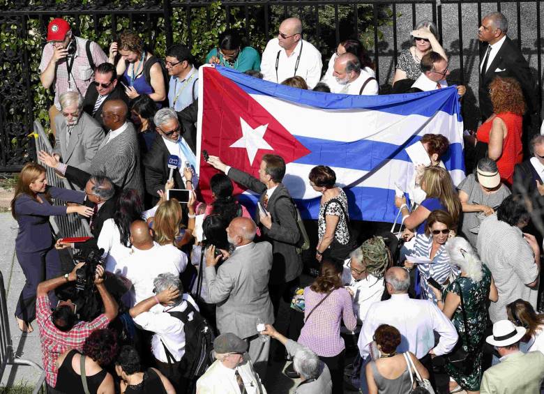 La bandera de Cuba volvió a ondear en su sede diplomática de Washington, con una ceremonia solemne que encabezará el canciller cubano, Bruno Rodríguez y a la que asisten más de 500 invitados. FOTO AP