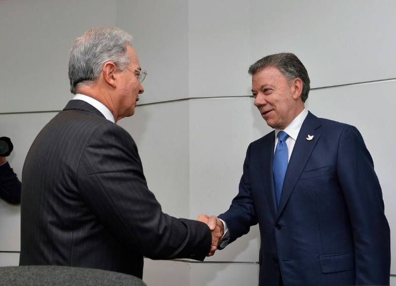 El expresidente y ahora senador Álvaro Uribe Vélez afirmó este sábado que fue citado de manera urgente a una reunión con Santos y Villegas. FOTO ARCHIVO